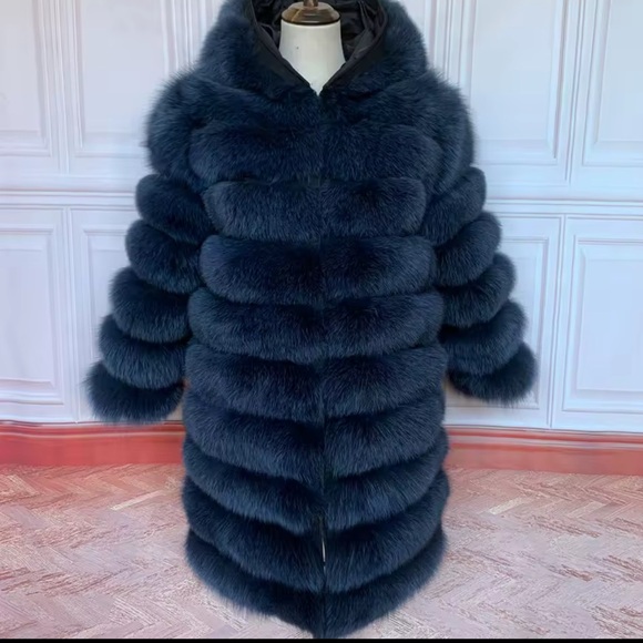 Luxurious Black Fur Coat with Hood real fur - Picture 3 of 4